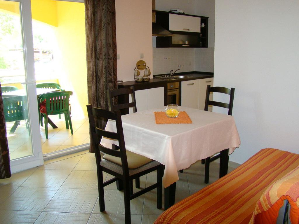 Apartments Buturic 萨利 客房 照片
